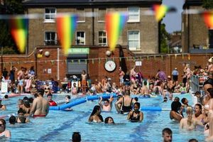 UK Extends Heat Health Alert Amid Drought Crisis