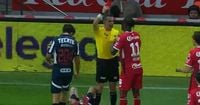 Los 2 EXPULSADOS de Toluca en 11 minutos: Planchazo de Helinho y Pollo Briseño agredió a Rayados (VIDEO)