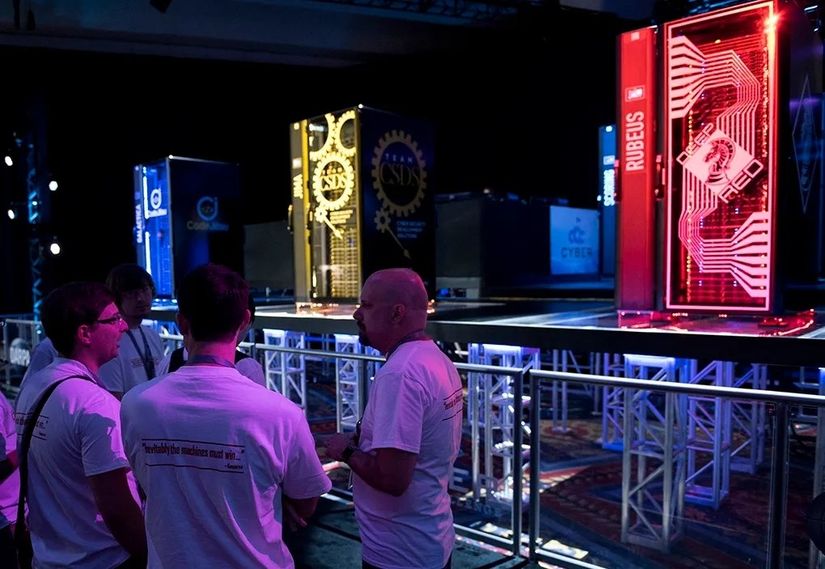 Cyber Grand Challenge etkinliğinden alınmış görsel. Görselde birbirlerini hacklemeye çalışan yapay zekalar görülmektedir.