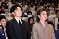 小栗旬＆窪塚洋介、「GTO」以来26年ぶり共演も撮影中ほぼ会えず「電話のシーンばっかり」（シネマトゥデイ） - Yahoo!ニュース