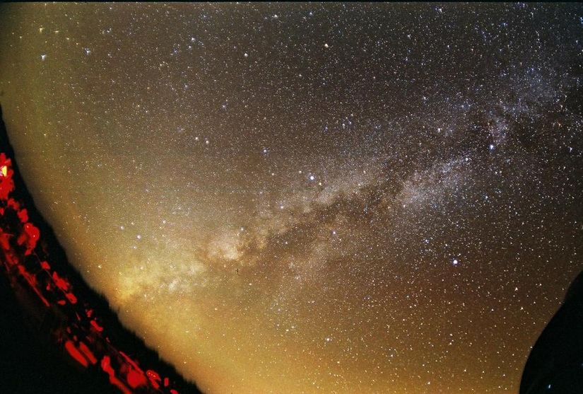 Aslında, ufuğa daha yakın olan yıldızlardan gelen ışığın gözümüze ulaşmadan önce Dünya'nın atmosferinde daha uzun bir yol kat etmeleri nedeniyle tepemizdeki yıldızlardan daha çok &quot;parıldayacaktır&quot;. Ancak gezegenler Dünya'dan bakıldığında noktalardan ziyade diskler olarak görüldüklerinden bu parıldamayı onlarda göremeyiz.