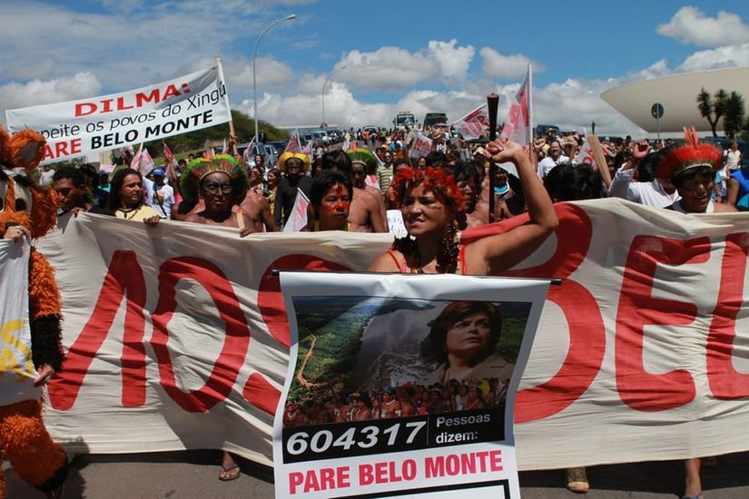 Belo Monte'den etkilenen yerli topluluklar arasında yer alan Juruna kabilesi üyeleri Şubat 2011'de Brasilia'da baraj inşaatını protesto etti.