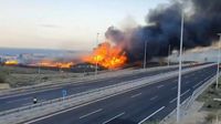 Un incendio en una nave industrial de Tenerife provoca el cierre de la autopista