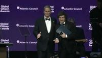 El presidente Javier Milei recibió el premio Ciudadano Global 2025 de manos del secretario del Tesoro de Estados Unidos Scott Bessent – Radio Nacional