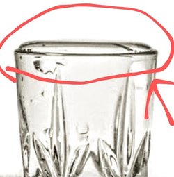 Bir bardağı çok fazla doldurulduğunda bardağın üstünde dökülmeyen bir su var bu su nasıl bardağın üstünde olduğu halde nasıl dökülmeden duruyor?