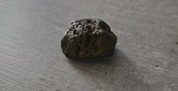 Elimde bir taş daha var, bu da Kuzey İtalya bölgesinden tam  olarak ne olduğunu bilmiyorum?