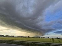 Maltempo Emilia Romagna, spettacolare linea di rovesci da Forlì alle Valle di Comacchio