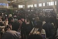 ‘연예인님 납신다 길을 비켜라’ 또 터진 ‘공항 민폐’…뿔난 시민 “우리도 출국 좀 하자”