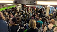 Fumo dalla banchina della metropolitana e si attiva l'impianto antincendio: passeggeri bagnati e momenti di panico