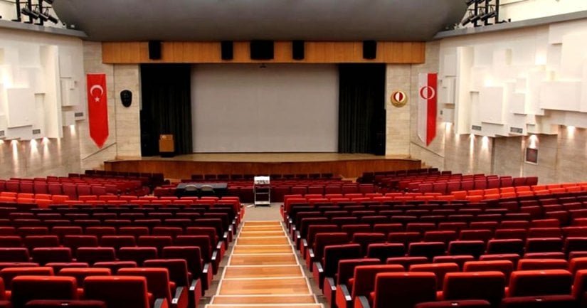 ODTÜ Kültür ve Kongre Merkezi Kemal Kurdaş Salonu. Bu fotoğraf, Dr. Kök'e gönderilen e-postada yer almamaktadır; kamuoyunu bilgilendirmek adına eklenmiştir.