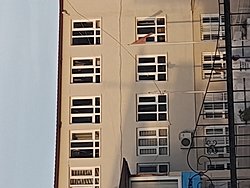 Güneş batarken karşısında açık bir pencere camı kendiliğinden açılıp kapanırsa neden gözümüze ışık yansır ve gözlerimiz kamaşır?