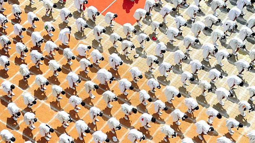 Dini faaliyetler beynimizin endorfin salgılamasını sağlarlar; bu da sosyal bağlanmayı artırır.