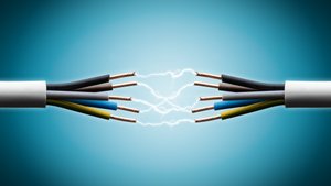 Alternatif Akım ile Bir İleri Bir Geri Hareket Eden Elektronlar, Her Döngüde Ne Kadar Yol Alır?