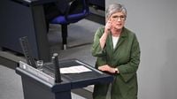 Rede im Bundestag: Auf einmal schießt die Grünen-Fraktionsvorsitzende gegen die Linken - Video - WELT