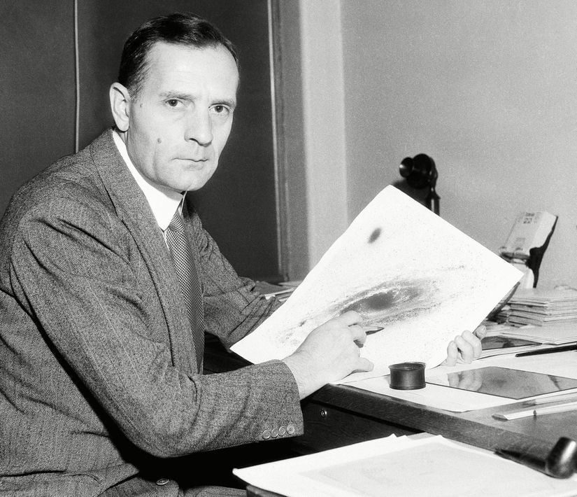 Edwin Hubble, elinde Andromeda Bulutsusu'nun kağıda aktarılmış bir görüntüsüyle poz veriyor.