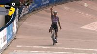 Een hemelse hattrick: Mathieu van der Poel wint voor de 3e keer op een rij Parijs-Roubaix na verrukkelijke clash met Tadej Pogacar | sporza