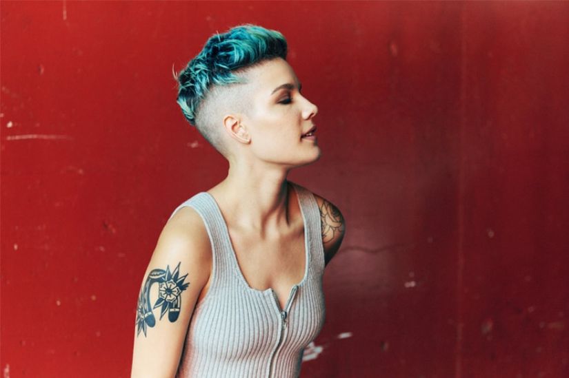 Alev Aydın ile yaptığı evlilikle gündem olan Halsey, ülkemizde bir hâyli popüler bir sanatçı. Şu an gayet iyi görünse de Halsey bir dönem bipolar sanatçılar arasındaydı. Henüz lise yıllarında bipolara yakalanan Halsey, kendi yaşadıklarını yazdığı bir tweet serisinde açıklamıştı. Farkındalık yaratmak isteyen sanatçı, bipolar bozukluğunun dalga geçilecek ve utanılacak bir durum olmadığını belirtiyor ve tedaviyi destekliyor.