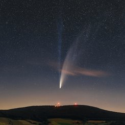 NEOWISE Kuyruklu Yıldızının Uzun Kuyrukları