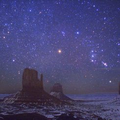 Monument Vadisi Üzerinde Mars ve Orion