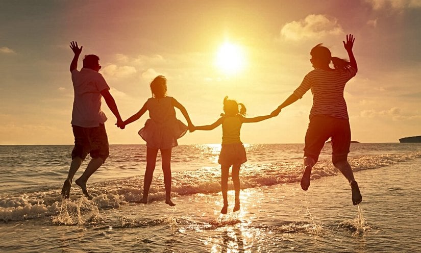 Belki bir ailenin belirleyici kıstası Güneş'e doğru aynı anda zıplarken fotoğraf çektirmektir?