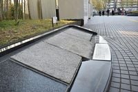 「知らなかった」…素通りする市民　市役所にある敷石は広島で原爆の熱線浴びた御影石　約40年前に広島市から所沢市が譲り受ける　毎年8月には有志団体による「市民平和記念式」／埼玉県内に残る戦争遺跡（2）｜埼玉新聞｜埼玉の最新ニュース・スポーツ・地域の話題