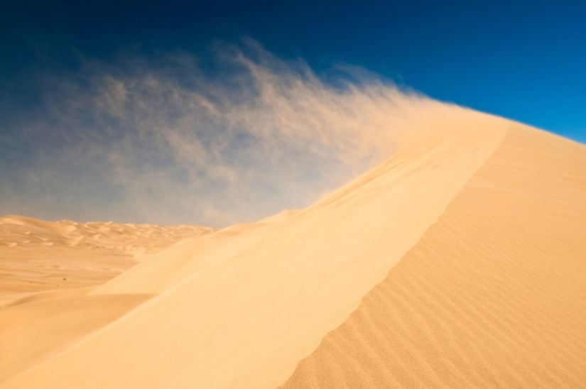 Namib çölü'ndeki kum tepesinde esen rüzgâr sonucu kumulların taşınması