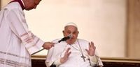 Papa Francisco faz aparição surpresa no Vaticano durante Domingo de Ramos