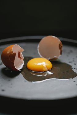 Yumurtanın içine düşen yumurta kabuğunu elimizle almak istediğimizde zorlanıyoruz. Ama yumurta kabuğuyla almayı deneyince kolaylıkla alınıyor. Neden?