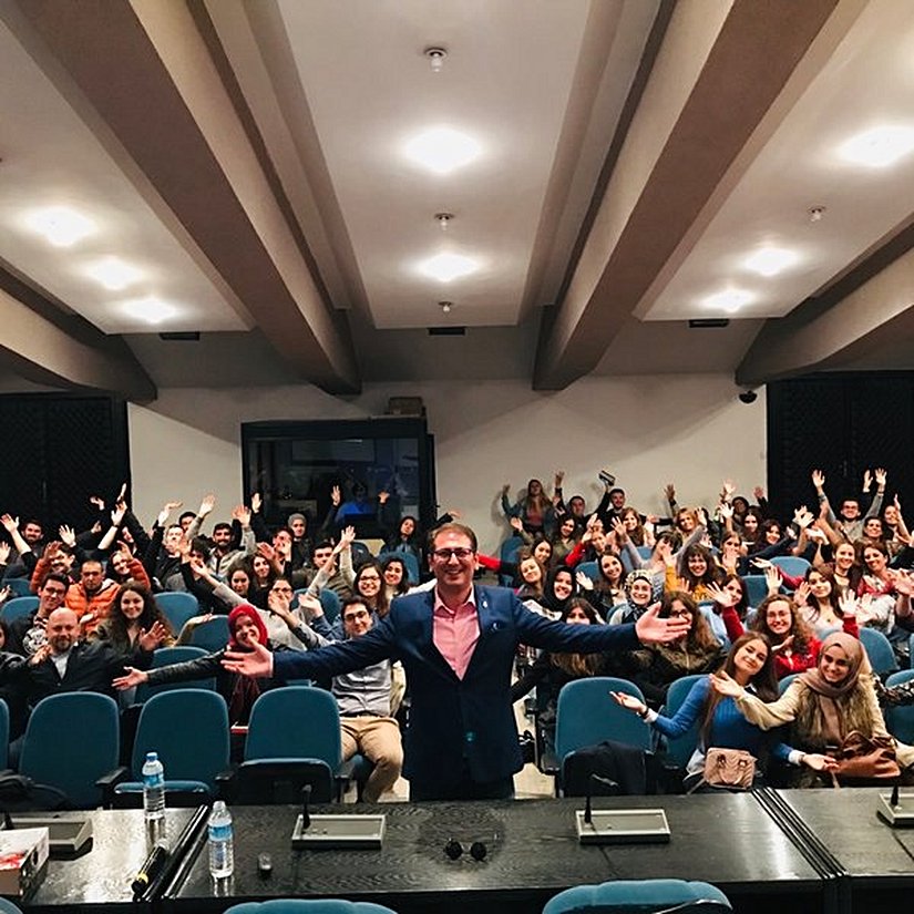 Rektörlük tarafından önerilen alternatif mekanlardan birisi olan MM25 amfisi. Bu amfinin kapasitesi 200 kişiden azdır. Etkinliğimizin 1250 kişilik olacağını hatırlatmak isteriz. Bu fotoğraf, Dr. Kök'e gönderilen e-postada yer almamaktadır; kamuoyunu bilgilendirmek adına eklenmiştir.