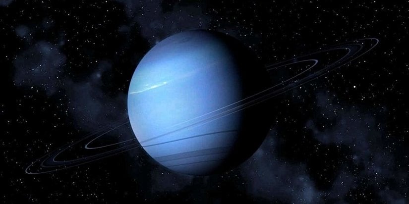 Karanlık, soğuk ve süpersonik rüzgarlarla kamçılanan buz devi Neptün, Güneş Sistemi’ndeki sekizinci ve Güneş’ e en uzak gezegendir. Güneş’e Dünya’dan 30 kat daha uzak olan Neptün, Güneş Sistemi’nde çıplak gözle görülemeyen ve keşfedilmeden önce matematik tarafından ilk tahmin edilen gezegendir. Neptün, 1846’daki keşfinden bu yana ilk 165 yıllık yörüngesini 2011 yılında tamamlamıştır.    Dört gaz devinin en küçük üyesi olan Neptün, mavi rengi de dahil olmak üzere komşusu Uranüs ile birçok fiziksel benzerlik paylaşmaktadır. Saatte 2,4141 km olarak kaydedilen hızlarıyla en rüzgârlı gezegen olarak kabul edilir. Atmosferinde aşırı fırtınalarında meydana geldiği bilinmektedir ve gezegen ayrıca Jüpiter gibi dev bir fırtına noktasına sahiptir.