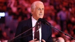 Lakers Immortalize Pat Riley With Showtime-Era Statue Unveiling