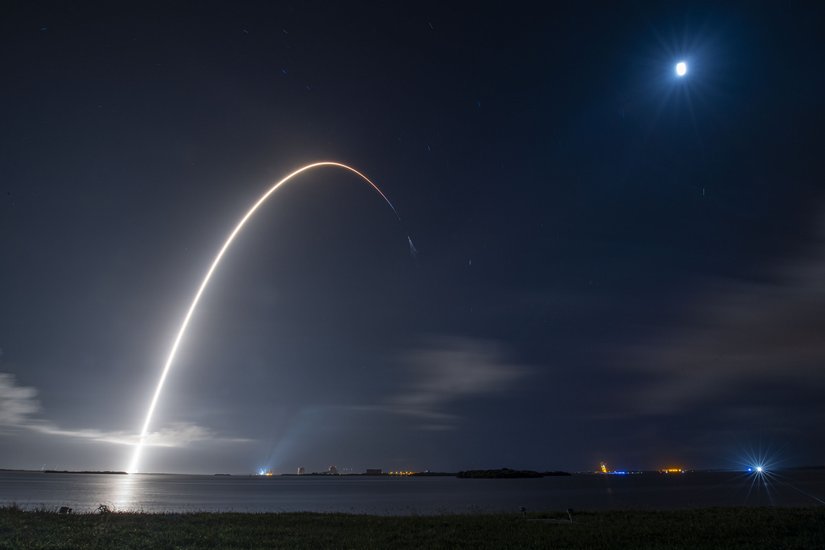 Timelapse shot of SpaceX's flight to the International Space Station. The route of the rocket towards orbit appears in an elegant style.