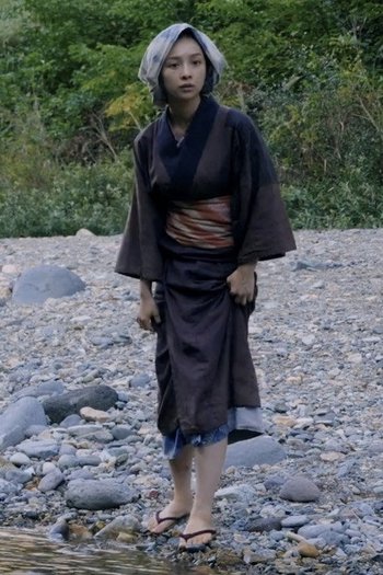 光る川