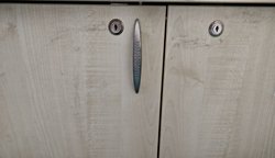 Dolabın bir kapağı hızla açıldığında diğer kapağı da -birbirlerine değmemelerine rağmen- biraz hareket eder?
Bunun spesifik bir ismi var mı?