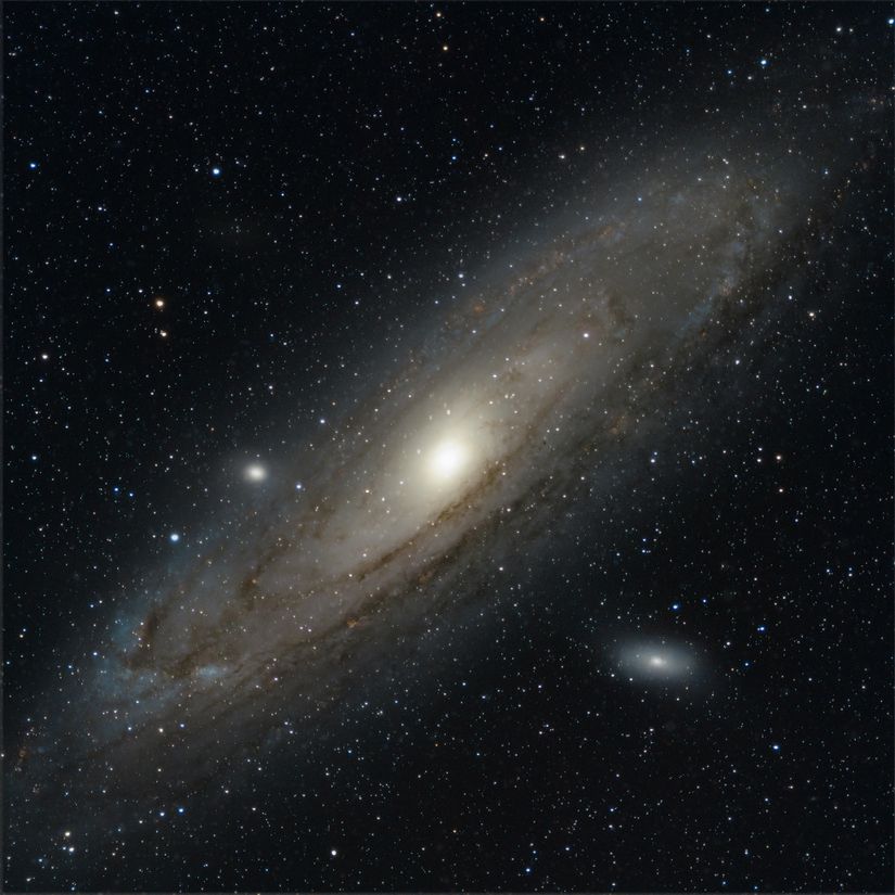 Andromeda Galaksisi'nin sarmal kolları ve bünyesindeki uydu galaksi