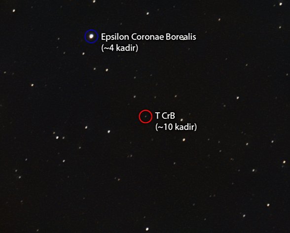 Yaklaşık 10 kadir büyüklüğündeki T CrB'ye yakın bir bakış. Nova patlaması gerçekleştiğinde T CrB, sol üstteki parlak yıldız Epsilon Corona Borealis'ten daha parlak olacak. 18-55 mm kit lens kullanılarak çekildi.