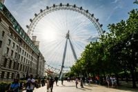 London Eye breaks down leaving customers stranded on hottest day of the year
