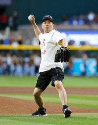 宮迫博之さんが始球式に登場　Ｄバックス―ドジャース戦：中日新聞Web