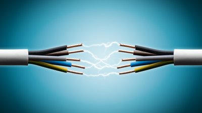 Alternatif Akım ile Bir İleri Bir Geri Hareket Eden Elektronlar, Her Döngüde Ne Kadar Yol Alır?