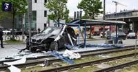 München: Auto fährt in Haltestelle und verletzt dabei mehrere Menschen