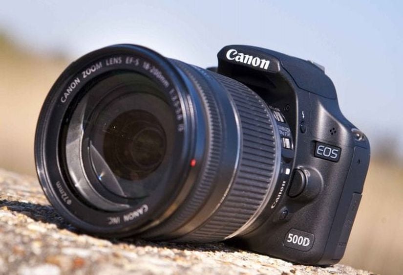 Bir DSLR fotoğraf makinesi olan Canon EOS 500D