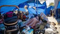 Migrants 'urinated on' after hundreds sleep outside outside Paris' town hall