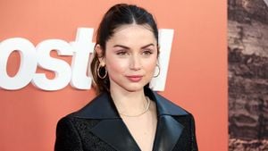 Ana De Armas Sparks Romance Rumors With Cruise And Cuesta