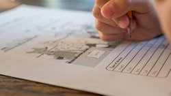 Sınavlar, yetenekli bireyleri seçmek için midir, yoksa eğitim materyalleri üretenlerin para kazanması için mi?