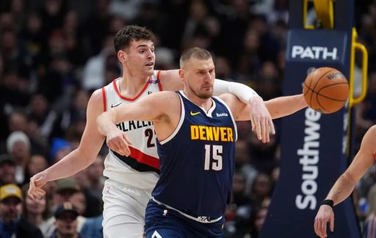 Aaron Gordon driving past Warriors defender