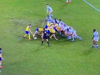 Mêlée enfoncée, plaquage haut... cette dernière action qui a fait hurler les supporters de Clermont