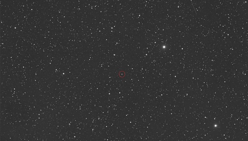 T CrB'nin bulunduğu bölgeye yakın bir bakış. 4 Mayıs 2024'te Redcat 51 ile çekildi. T CrB, fotoğrafın ortasında yer almakta ve kırmızı daire ile gösterilmektedir. Yine ortaya yakın bulunan Epsilon Coronae Borealis ve sağ alt kısımda yer alan Delta Coronae Borealis yıldızları fotoğrafta parlak şekilde görülmektedir. T CrB nova geçirdiğinde bu iki yıldızdan da daha parlak olacak.