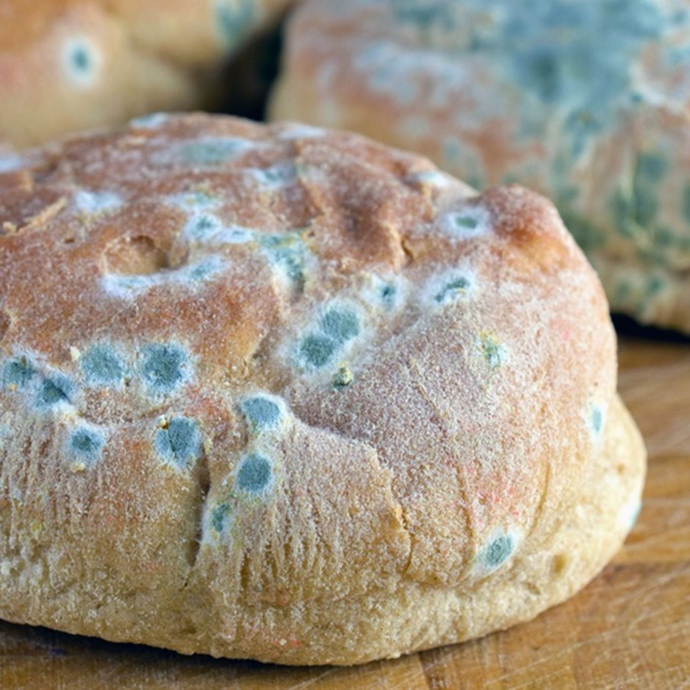 Ekmeğin, Peynirin veya Meyvelerin Küflü Kısmını Kesip, Gerisini Yemek Sağlıklı Mıdır?