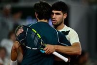 Carlos Alcaraz returns to Roland Garros final after Lorenzo Musetti retires in semifinal | Tennis.com