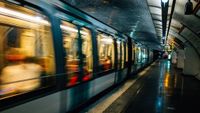 Une femme poussée sur les rails du RER par un inconnu juste au moment de l’arrivée du train : la scène est glaçante